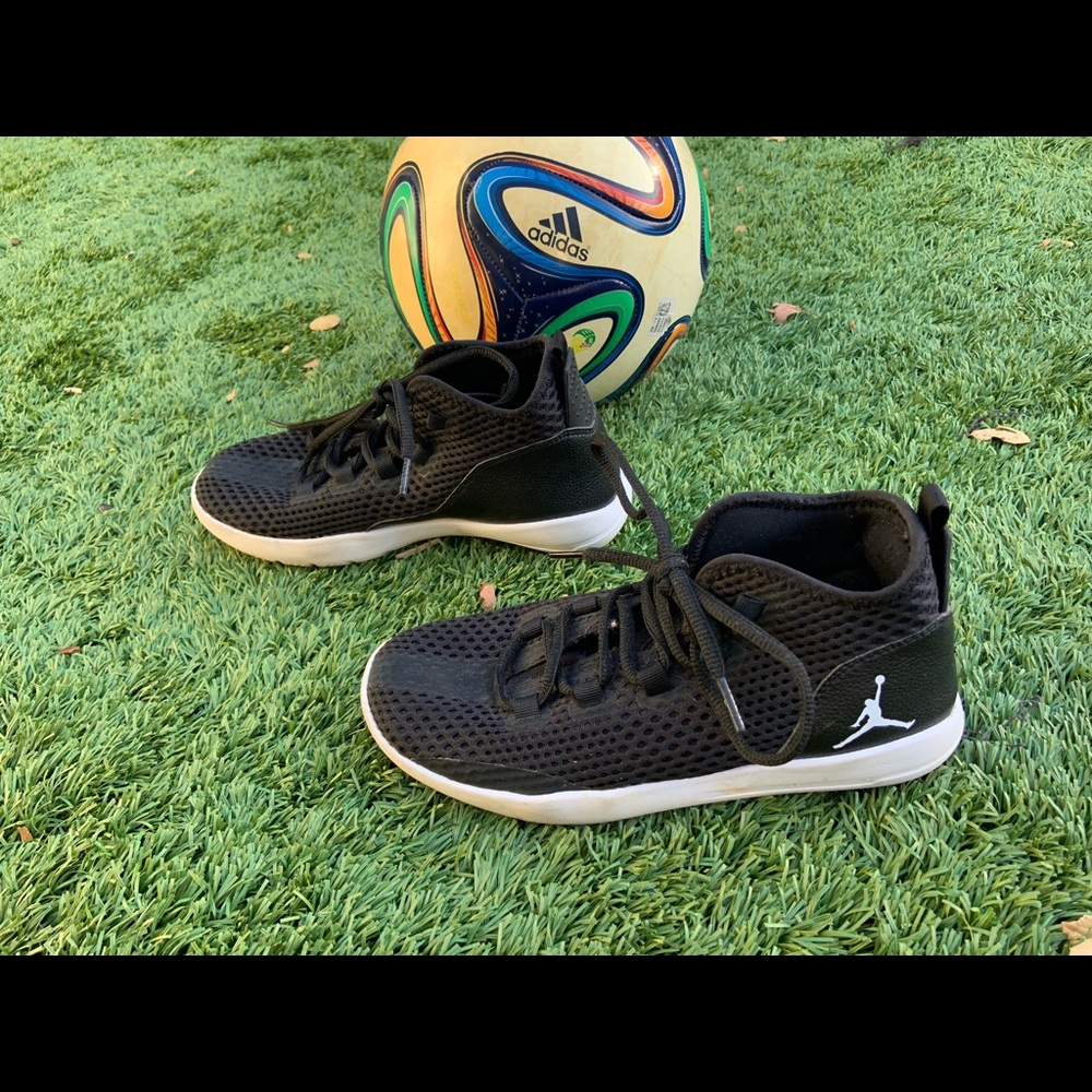 Kids Nike Air sneakers - great condition - hardly worn. Size 5.5
